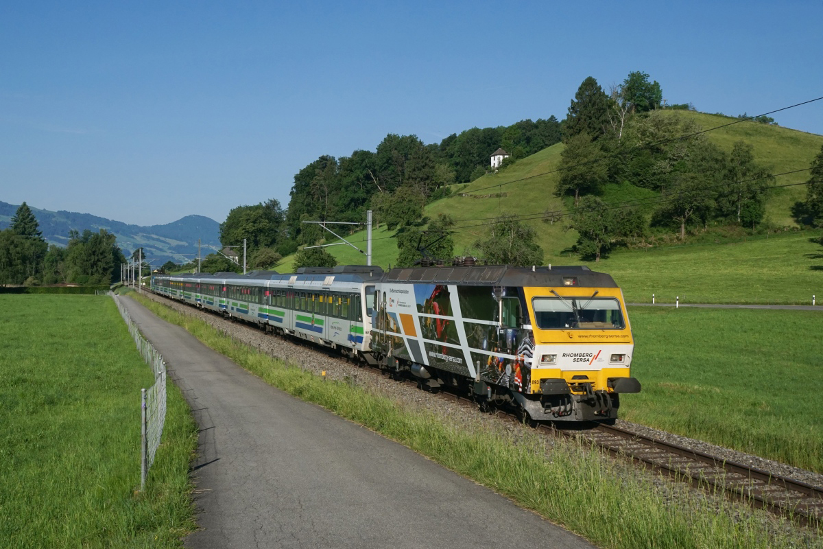 Re 456 093-4 zieht am 28.05.2017 den VAE 2565 von Rapperswil Richtung Schmerikon.