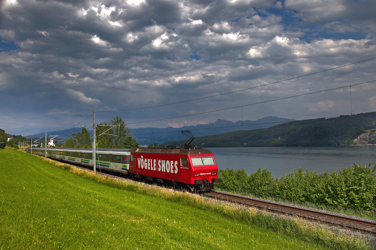 Re 456 094 schiebt am oberen Zürichsee den VAE ostwärts.Bild vom 1.6.2015