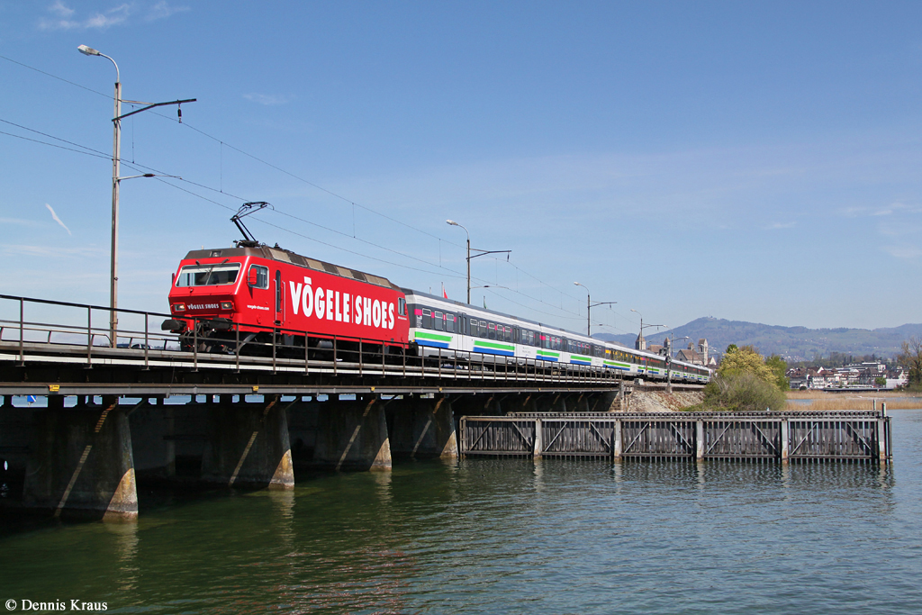 Re 456 094 überquert am 20.04.2014 mit einem VAE den Zürichsee zwischen Pfäffikon und Rapperswil.