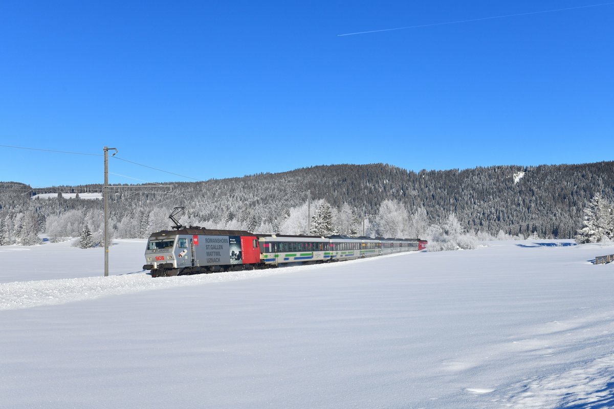 Re 456 095 mit einem VAE am 05.02.2019 bei Altmatt. 