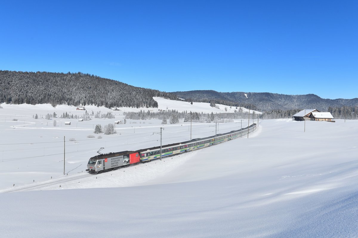 Re 456 095 mit einem VAE am 05.02.2019 bei Altmatt. 