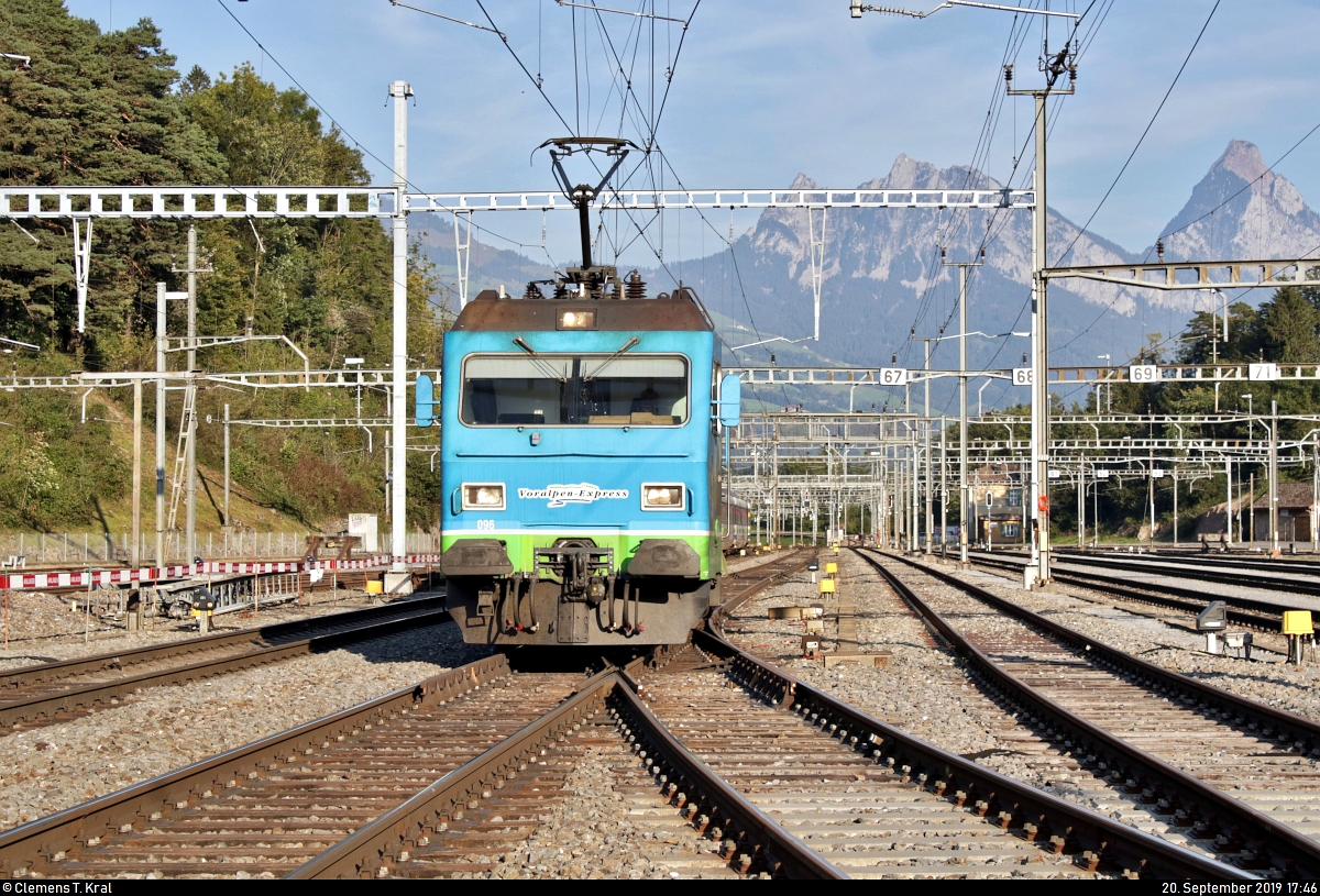 Re 456 096-7  Wattwil  mit Schublok Re 456 093-4  St. Gallen , mit Werbung für die Rhomberg Sersa Rail Holding GmbH, der Schweizerischen Südostbahn AG (SOB) als VAE 2028  Voralpen-Express  von St. Gallen (CH) nach Luzern (CH) erreicht den Bahnhof Arth-Goldau (CH) auf Gleis 6.
Aufgenommen am Ende des Bahnsteigs 5/6.
[20.9.2019 | 17:46 Uhr]