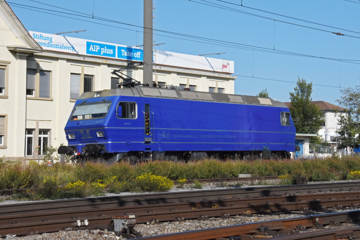 Re 456 111-4 durchfährt solo den Bahnhof Pratteln. Die Aufnahme stammt vom 30.09.2020.