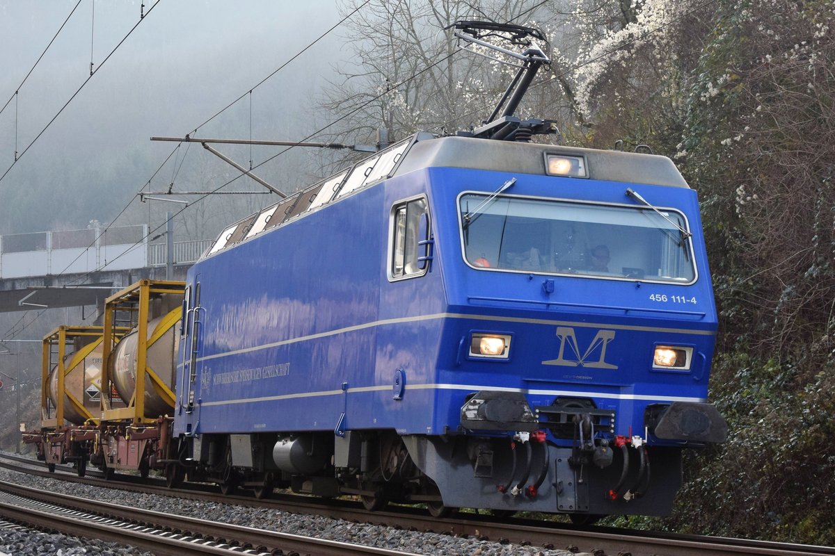 Re 456 111-4 zieht am 30.12.2019 einen kurzen Güterzug bei Turgi AG in Richtung Brugg.