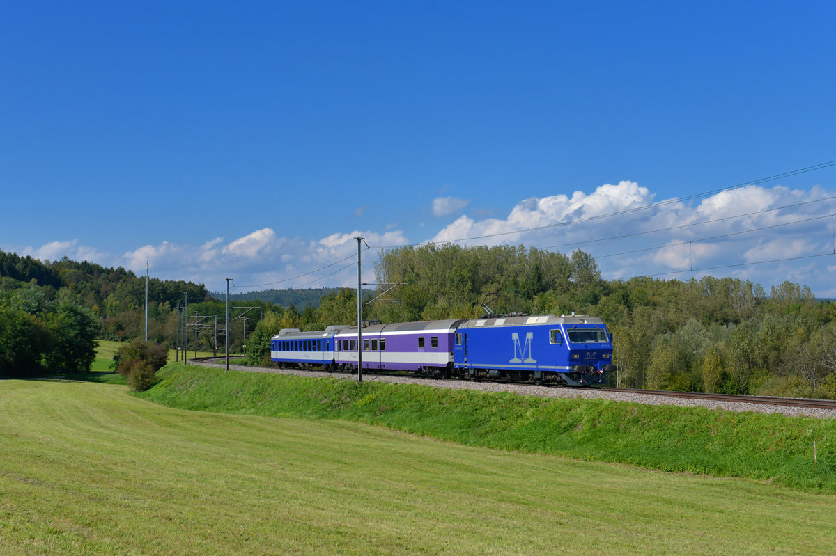 Re 456 111 mit einem Sonderzug am 23.09.2017 bei Lottstetten. 