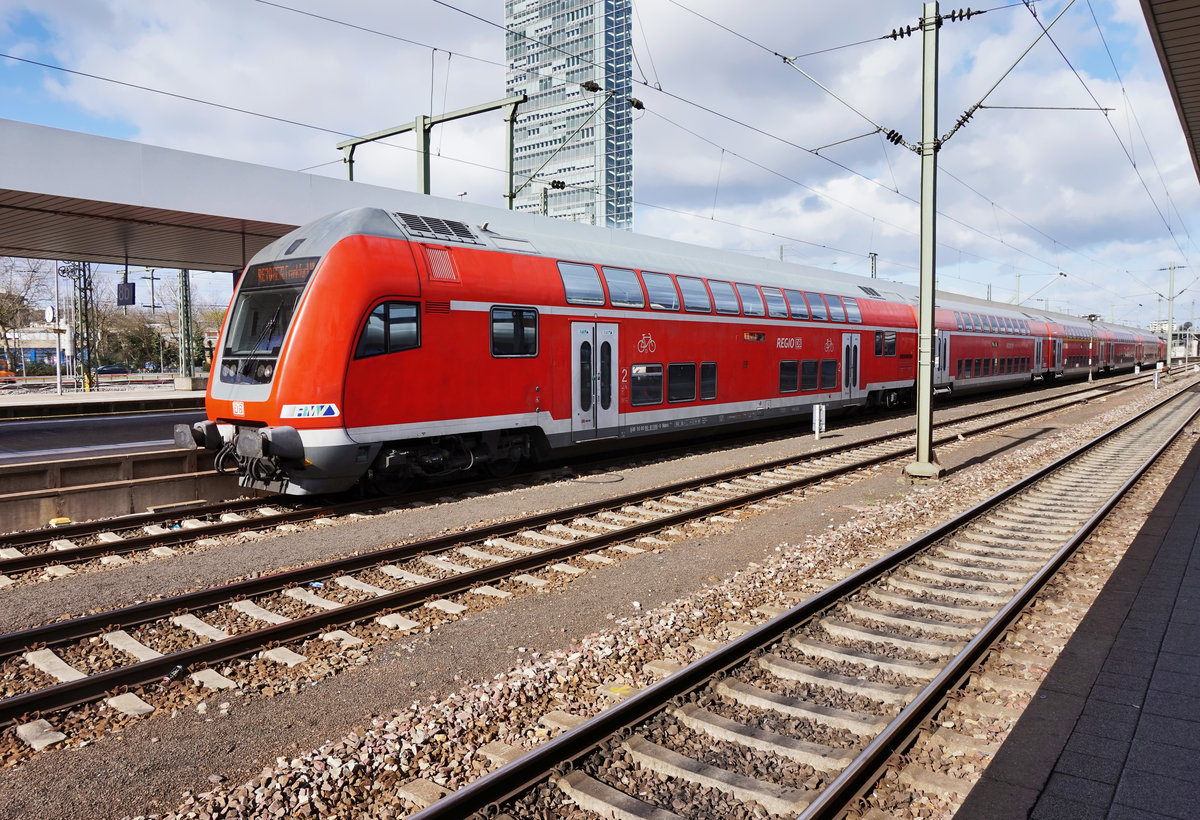 RE 4562 (Mannheim Hbf - Biblis - Frankfurt (Main) Hbf), steht am 29.3.2016 abfahrtbereit in Mannheim Hbf.
Zuglok war 146 007-0.