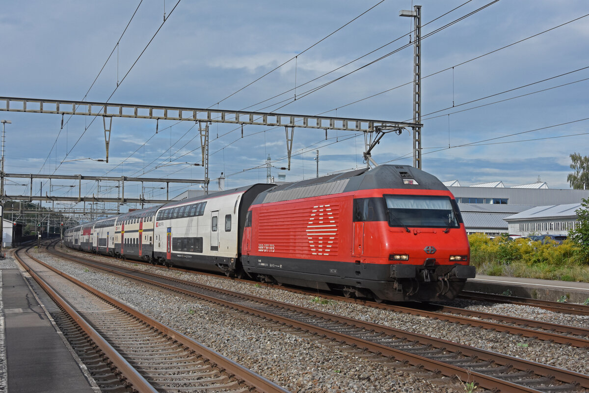 Re 460 000-3 durchfährt am 21.09.2023 den Bahnhof Rupperswil.