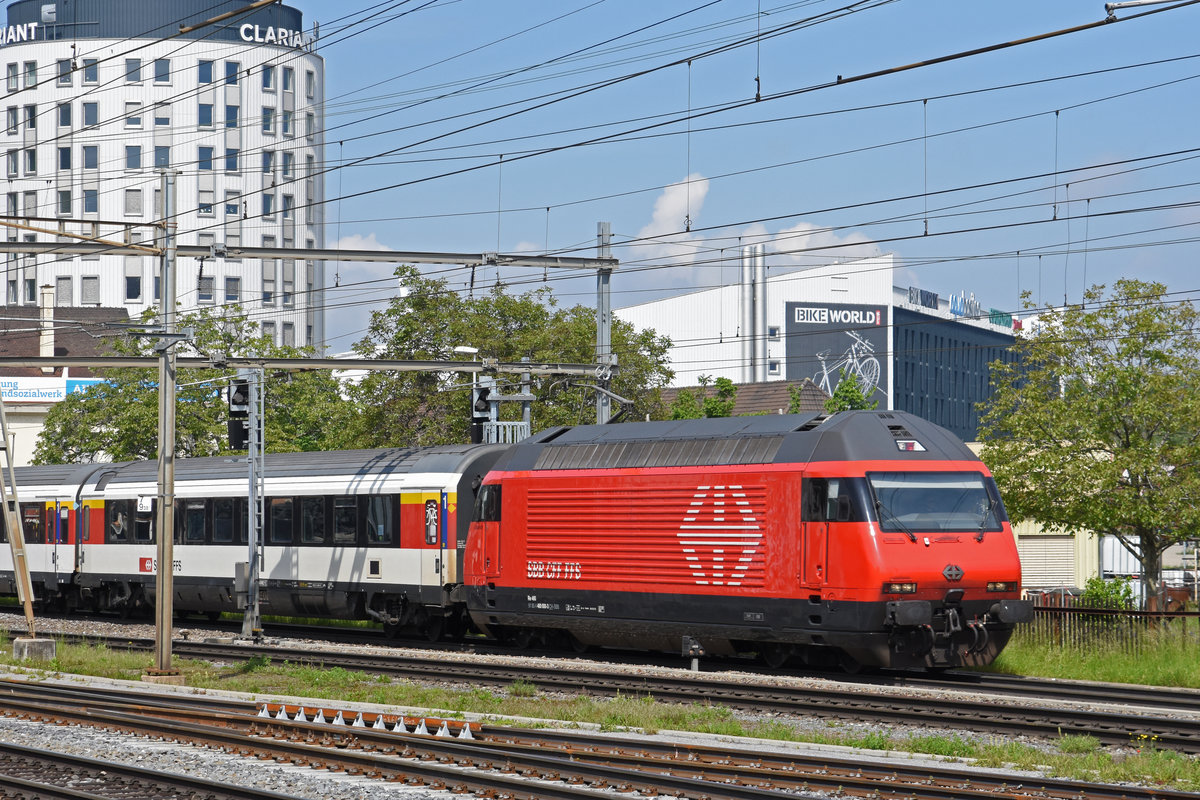 Re 460 000-3 durchfährt den Bahnhof Pratteln. Die Aufnahme stammt vom 22.05.2019.