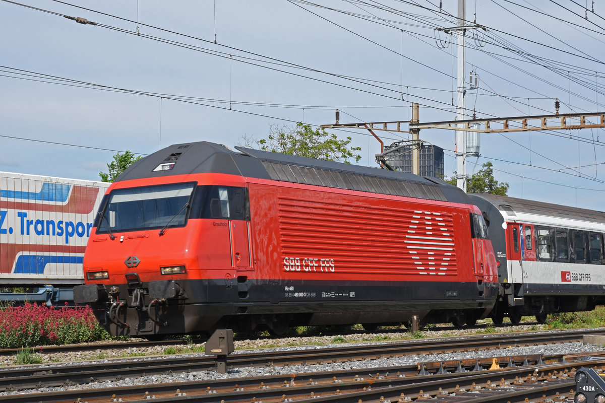 Re 460 000-3 durchfährt den Bahnhof Pratteln. Die Aufnahme stammt vom 22.05.2019.