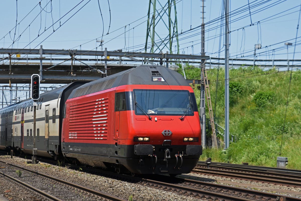 Re 460 000-3 durchfährt den Bahnhof Muttenz. Die Aufnahme stammt vom 04.06.2019.