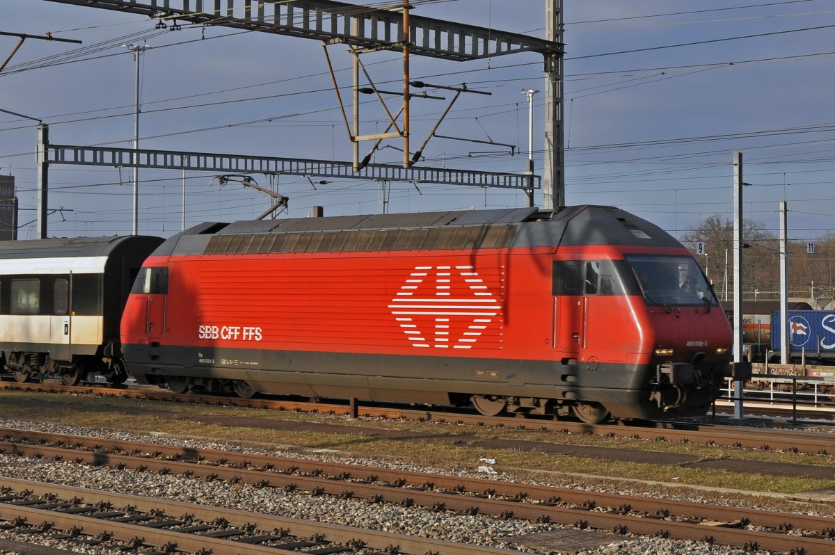 Re 460 000-3 durchfährt den Bahnhof Muttenz. Die Aufnahme stammt vom 12.01.2014.