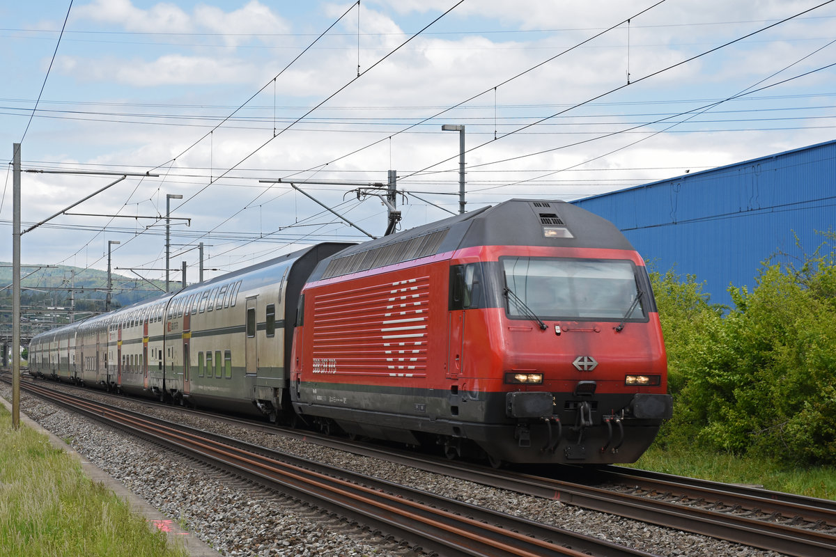 Re 460 000-3 fährt Richtung Bahnhof Itingen. Die Aufnahme stammt vom 15.05.2019.