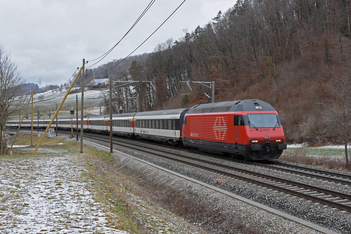 Re 460 000-3 fährt Richtung Bahnhof Tecknau. Die Aufnahme stammt vom 01.02.2022.