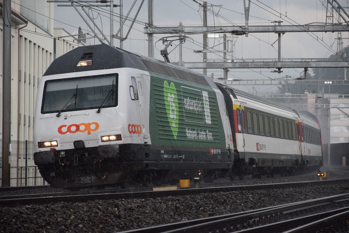 Re 460 001-1  COOP Naturaplan   durchpflügt  am 30.05.2018 bei der Durchfahrt in Lenzburg in Richtung Aarau das starke Gewitter mit Hagel und Regen.