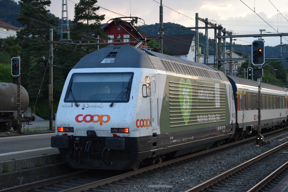 Re 460 001-1  COOP Naturaplan  schiebt eine leere Interregio-Komposition am Abend des 17.07.2018 in Kürze von Killwangen-Spreitenbach aus in den Heitersbergtunnel.