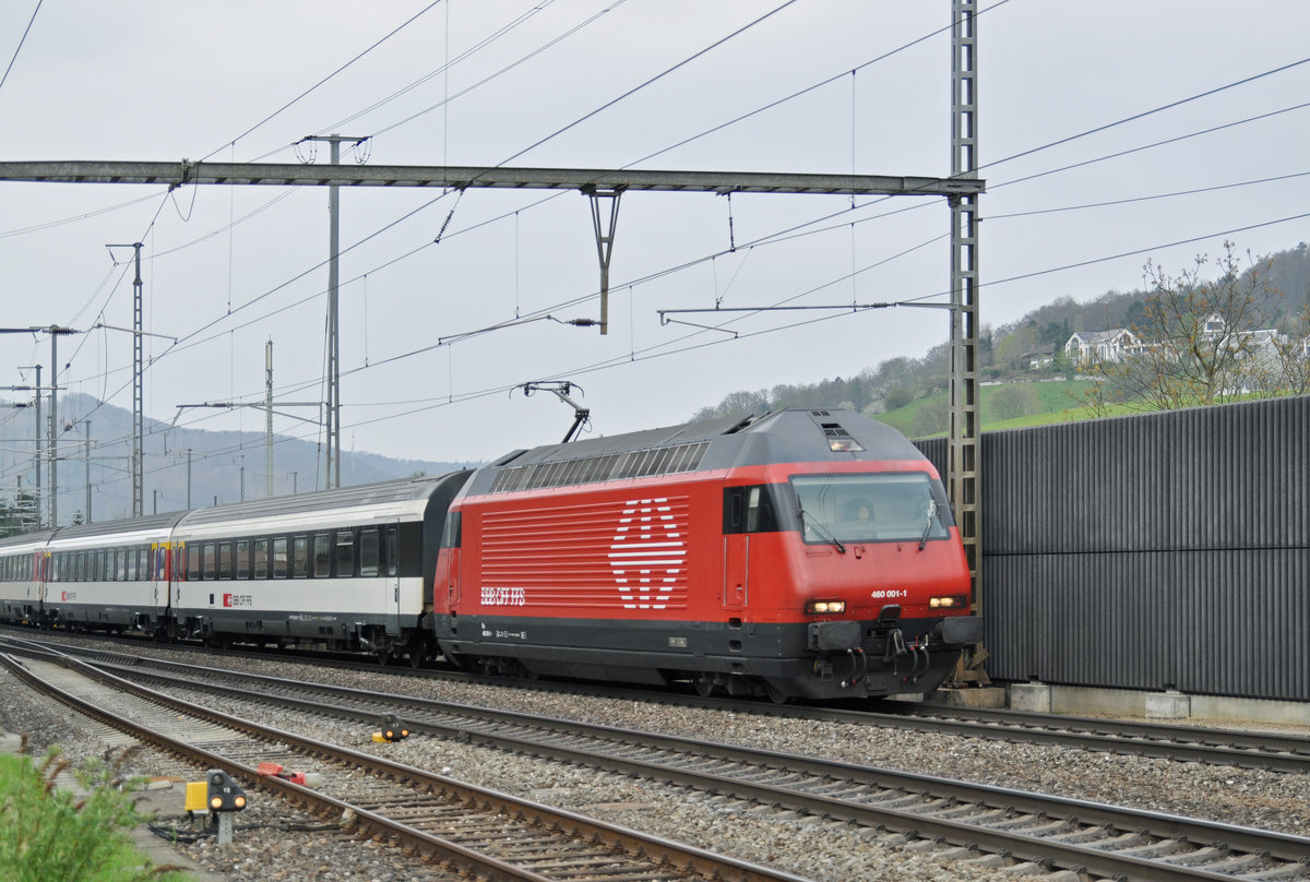 Re 460 001-1 durchfährt den Bahnhof Gelterkinden. Die Aufnahme stammt vom 06.04.2017.