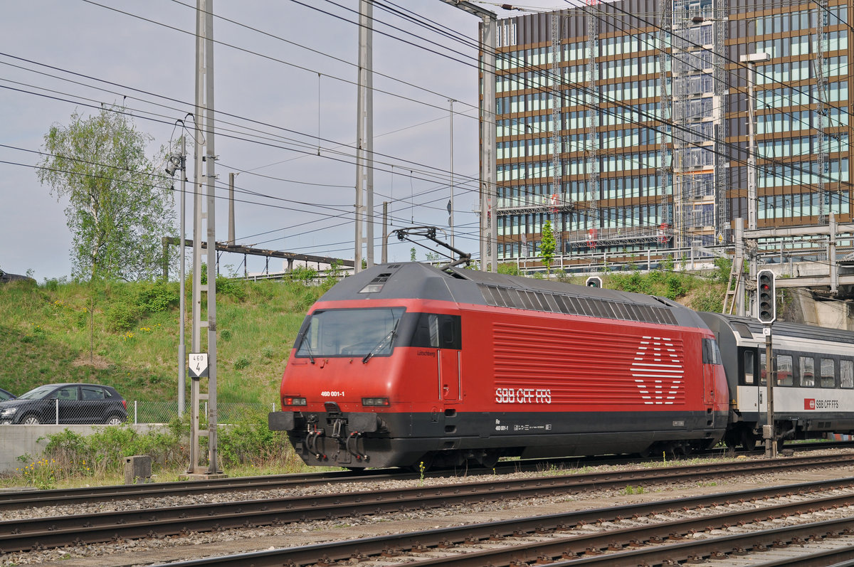 Re 460 001-1 durchfährt den Bahnhof Muttenz. die Aufnahme stammt vom 13.04.2017.