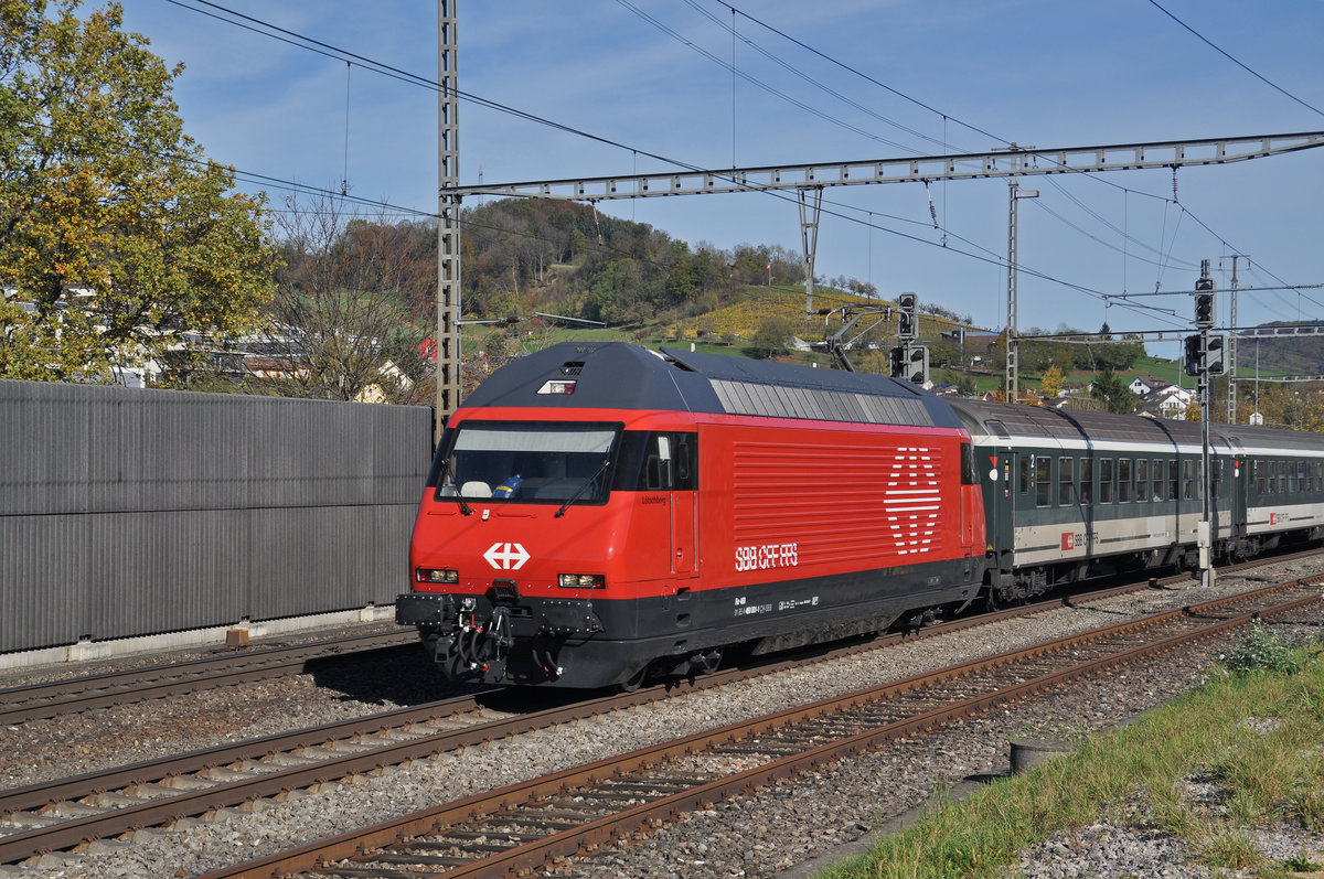 Re 460 001-1 durchfährt den Bahnhof Gelterkinden. Die Aufnahme stammt vom 24.10.2017.