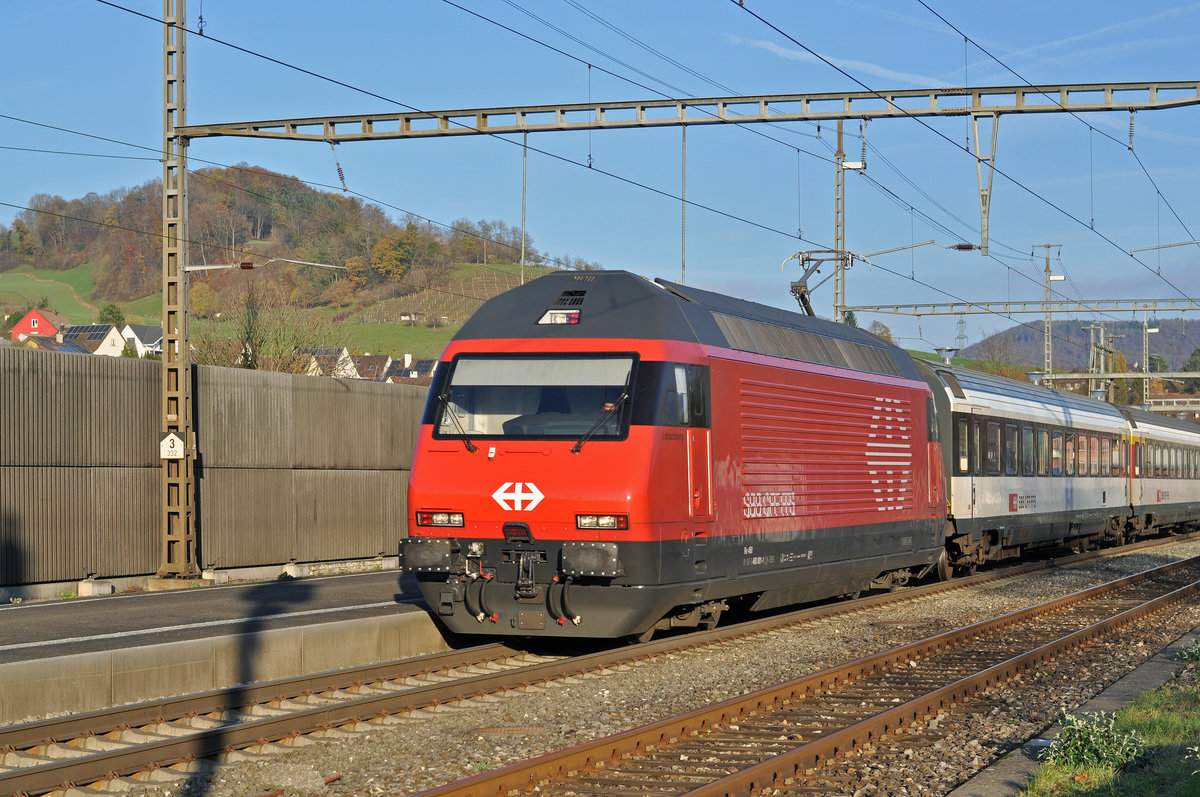 Re 460 001-1 durchfährt den Bahnhof Gelterkinden. Die Aufnahme stammt vom 14.11.2017.