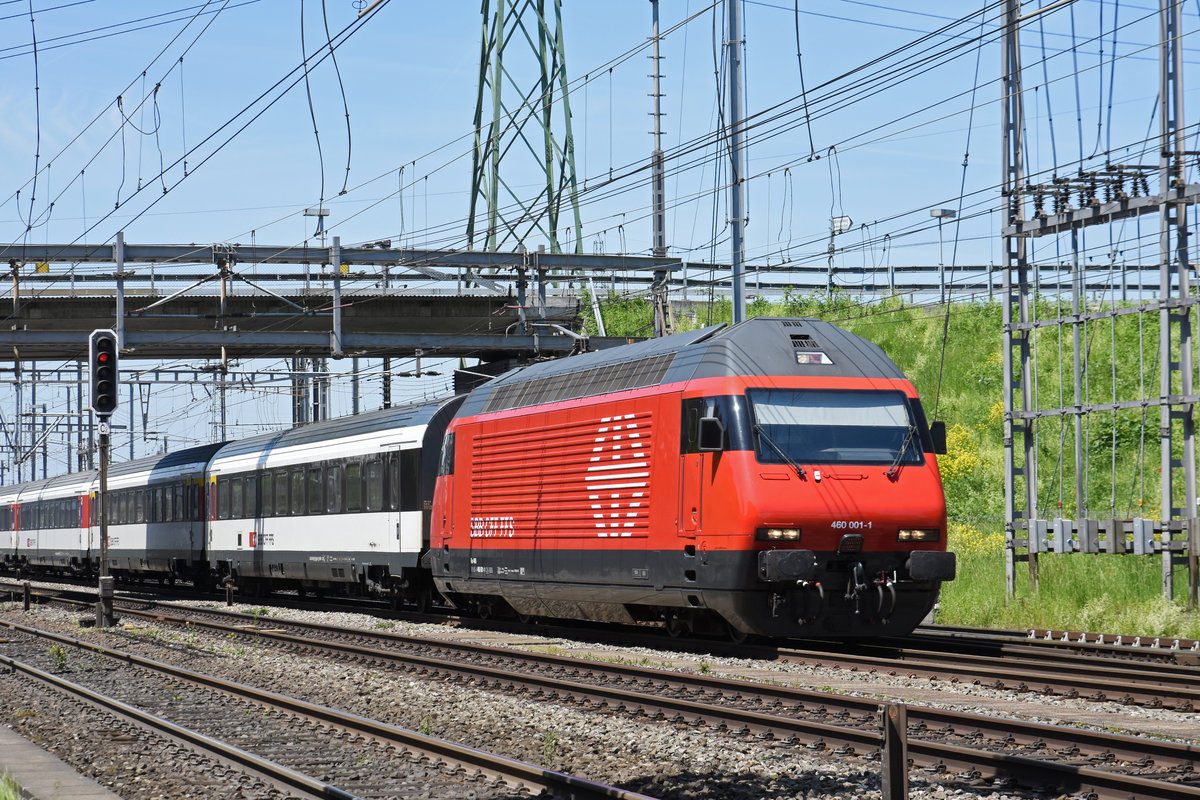 Re 460 001-1 durchfährt den Bahnhof Muttenz. Die Aufnahme stammt vom 22.05.2019.
