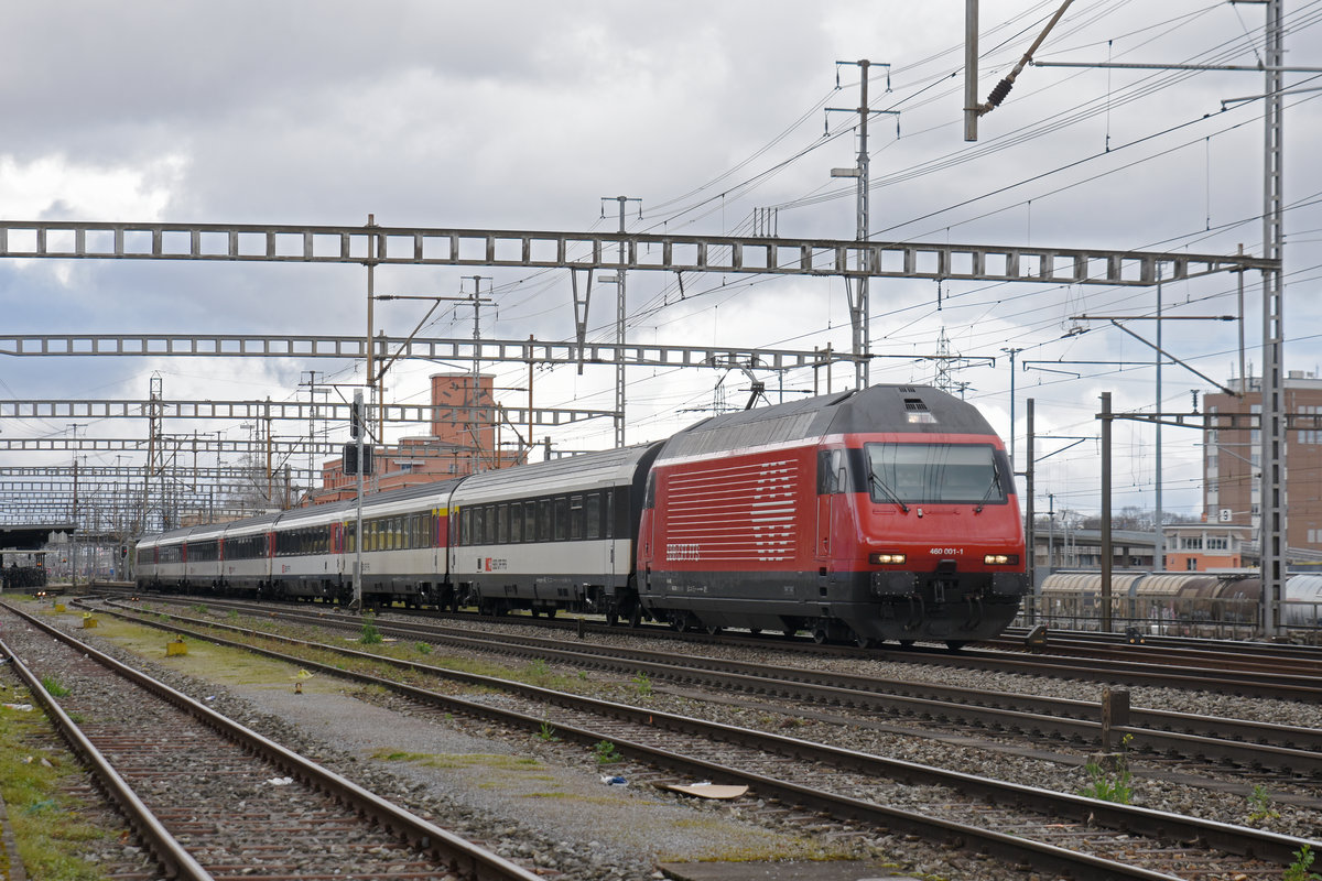 Re 460 001-1 durchfährt den Bahnhof Muttenz. Die Aufnahme stammt vom 13.03.2020.
