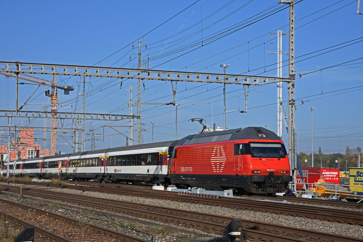 Re 460 001-1 durchfährt den Bahnhof Muttenz. Die Aufnahme stammt vom 28.10.2021.