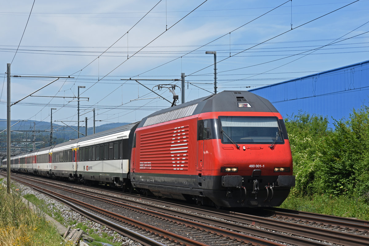 Re 460 001-1 fährt Richtung Bahnhof Itingen. Die Aufnahme stammt vom 17.07.2019.
