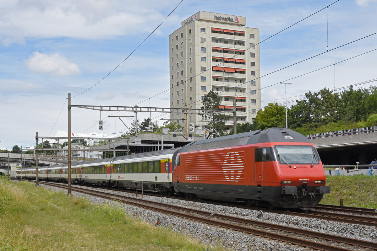 Re 460 001-1 fährt Richtung Bahnhof Muttenz. Die Aufnahme stammt vom 19.06.2020.