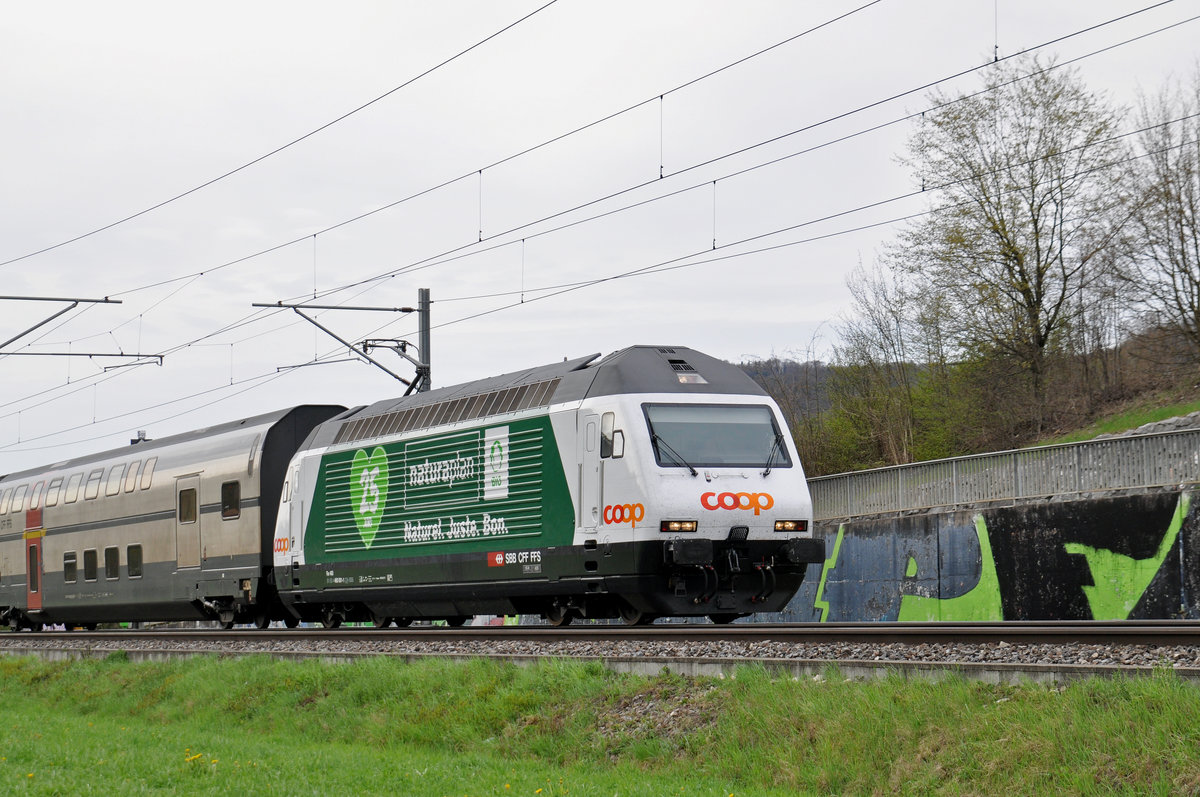 Re 460 001-1, mit der Werbung für 25 Jahre Naturaplan von COOP, fährt Richtung Bahnhof Sissach. Die Aufnahme stammt vom 14.04.2018.