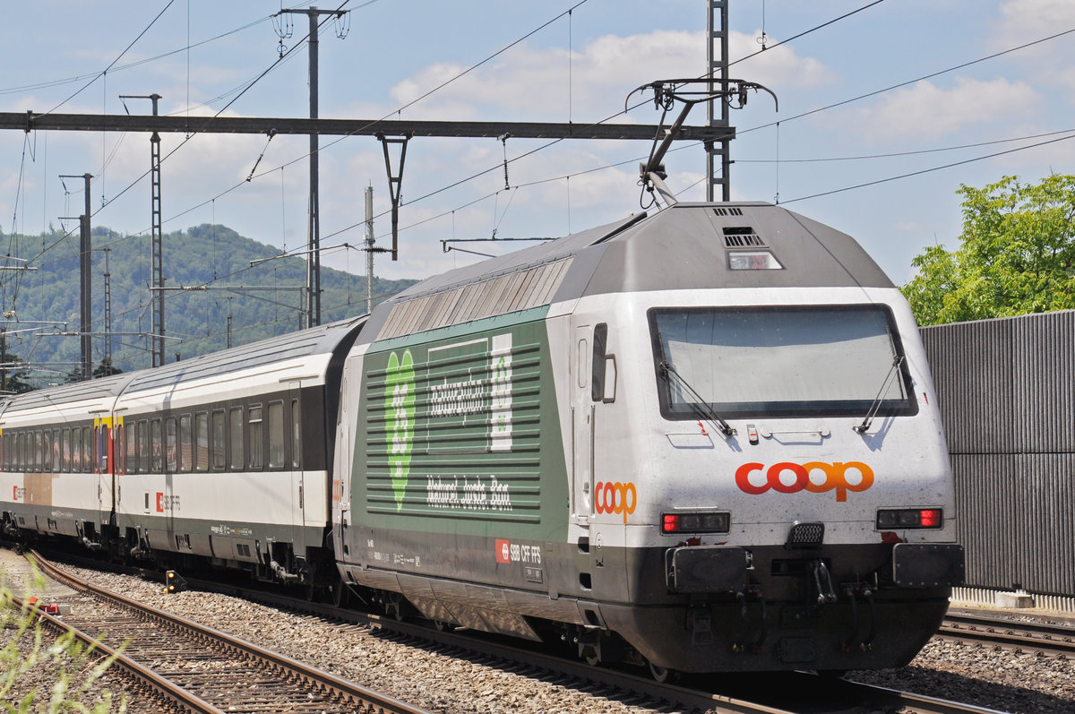 Re 460 001-1, mit der Werbung für 25 Jahre Naturaplan von COOP, durchfährt den Bahnhof Gelterkinden. Die Aufnahme stammt vom 19.06.2018.