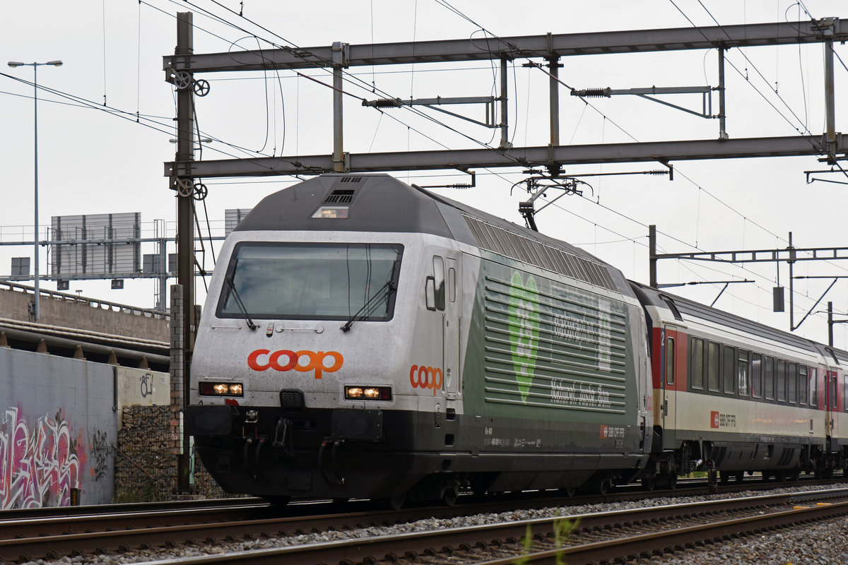 Re 460 001-1, mit der Werbung für 25. Jahre Naturaplan von COOP, fährt Richtung Bahnhof SBB. Die Aufnahme stammt vom 08.06.2018.