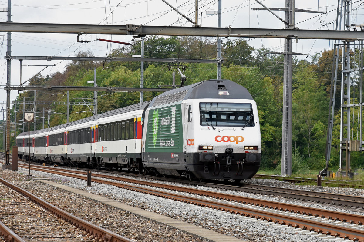 Re 460 001-1 mit der Werbung für 25 Jahre Naturaplan von COOP, durchfährt den Bahnhof Möhlin. Die Aufnahme stammt vom 03.09.2018.