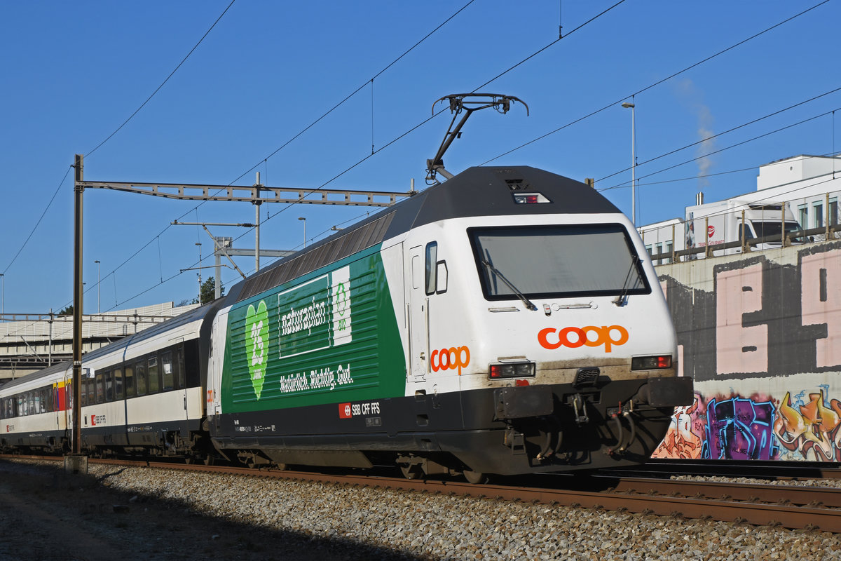 Re 460 001-1 mit der Werbung für 25 Jahre Naturaplan von COOP, fährt Richtung Bahnhof SBB. Die Aufnahme stammt vom 03.01.2019.