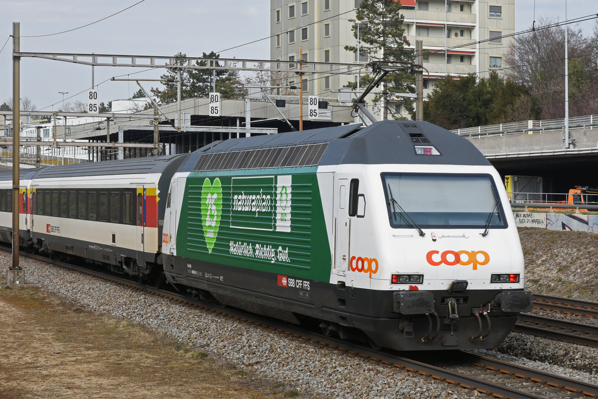 Re 460 001-1 mit der Werbung für 25 Jahre Naturaplan von COOP, fährt Richtung Bahnhof SBB. Die Aufnahme stammt vom 19.02.2019.