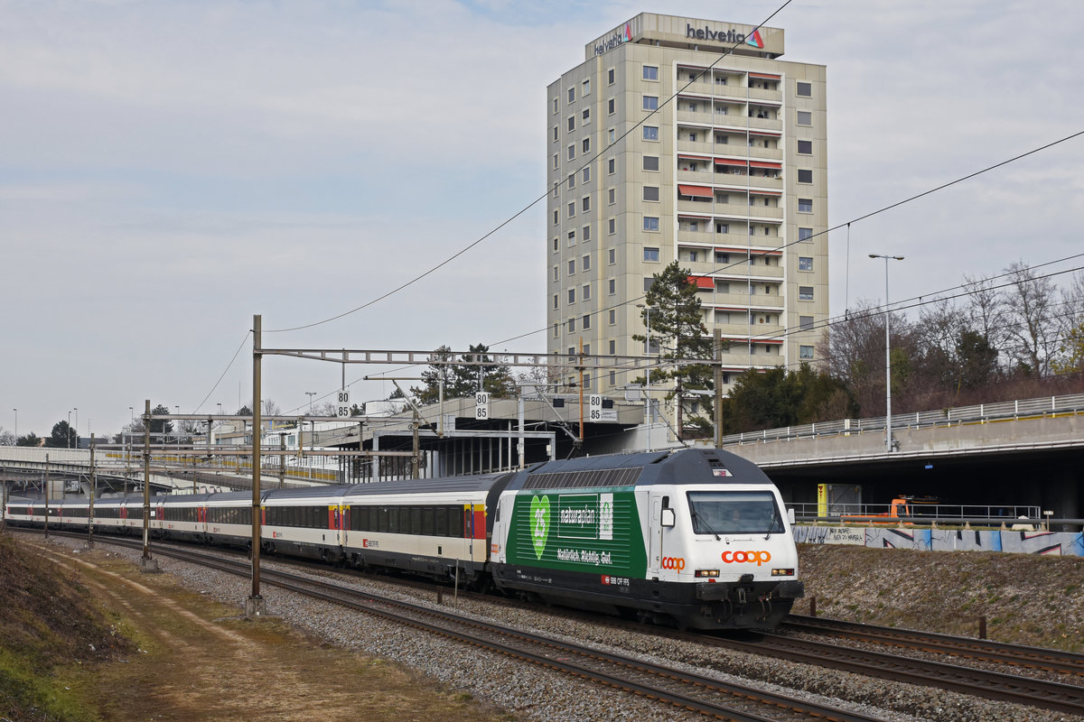 Re 460 001-1 mit der Werbung für 25 Jahre Naturaplan von COOP, fährt Richtung Bahnhof Muttenz. Die Aufnahme stammt vom 19.02.2019.