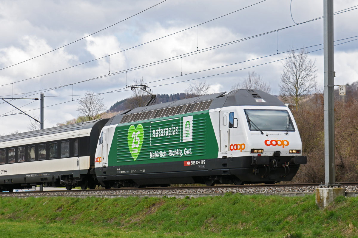 Re 460 001-1 mit der Werbung für 25 Jahre Naturaplan von COOP, fährt Richtung Bahnhof Sissach. Die Aufnahme stammt vom 18.03.2019.