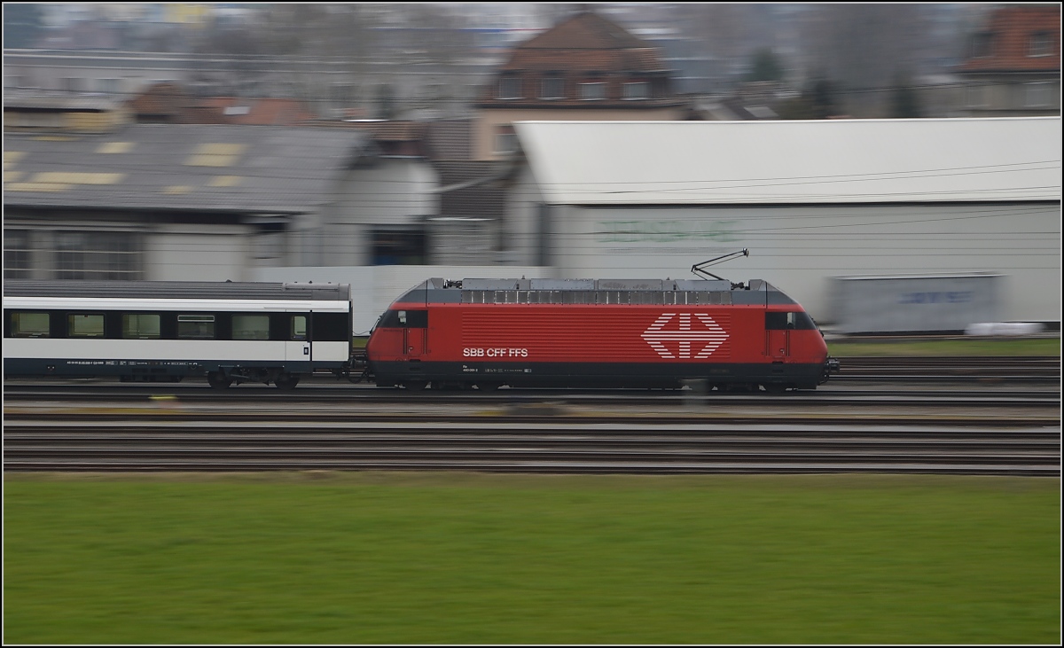 Re 460 001-2 mit dem leicht verspteten	IR 2076 Zrich—Basel in Rheinfelden. Mrz 2015.