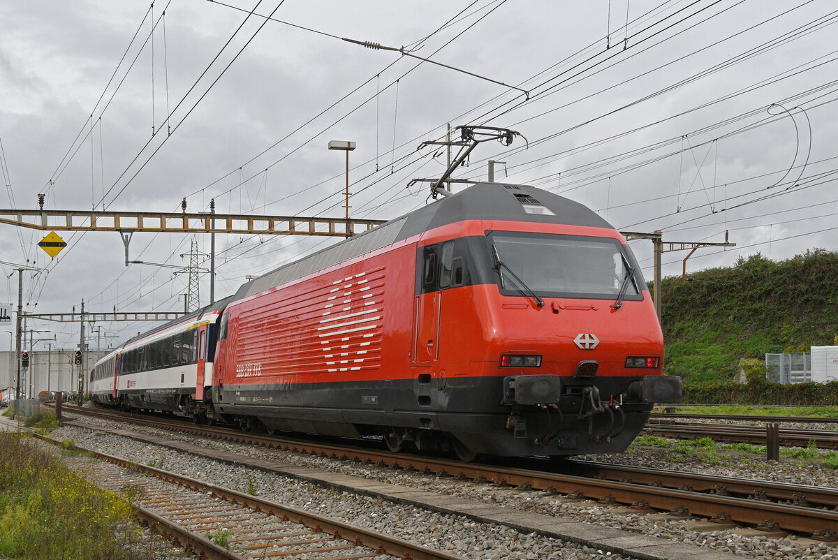 Re 460 002-9 durchfährt am 25.09.2025 den Bahnhof Pratteln.