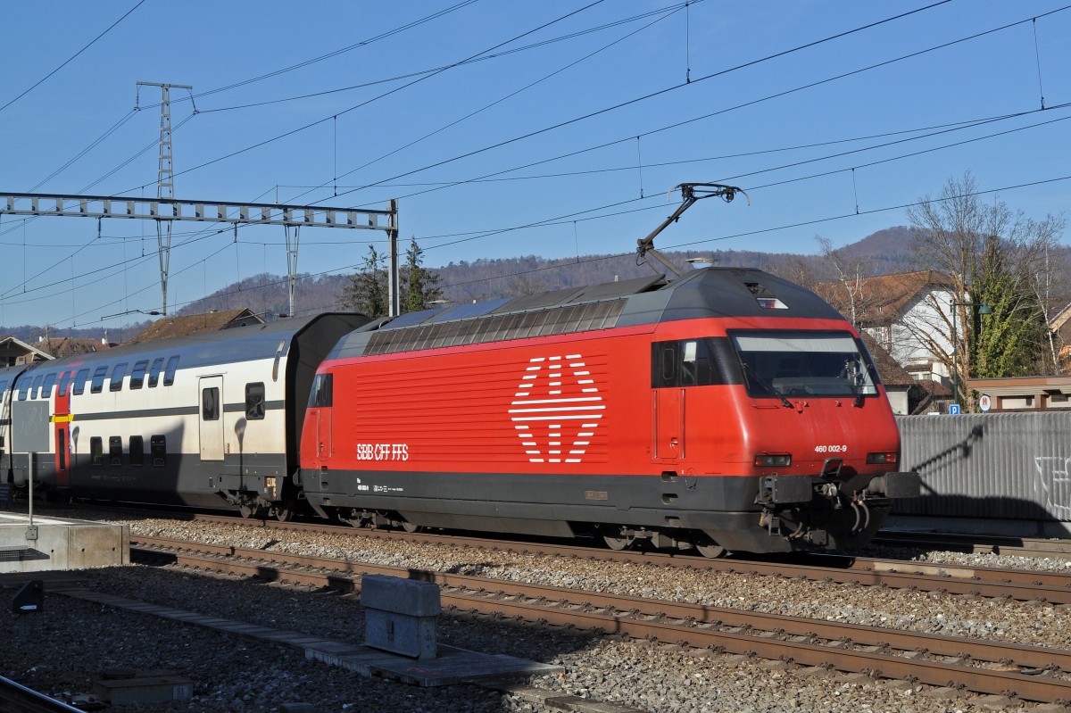 Re 460 002-9 durchfährt am den Bahnhof Sissach. Die Aufnahme stammt vom 25.01.2016. 