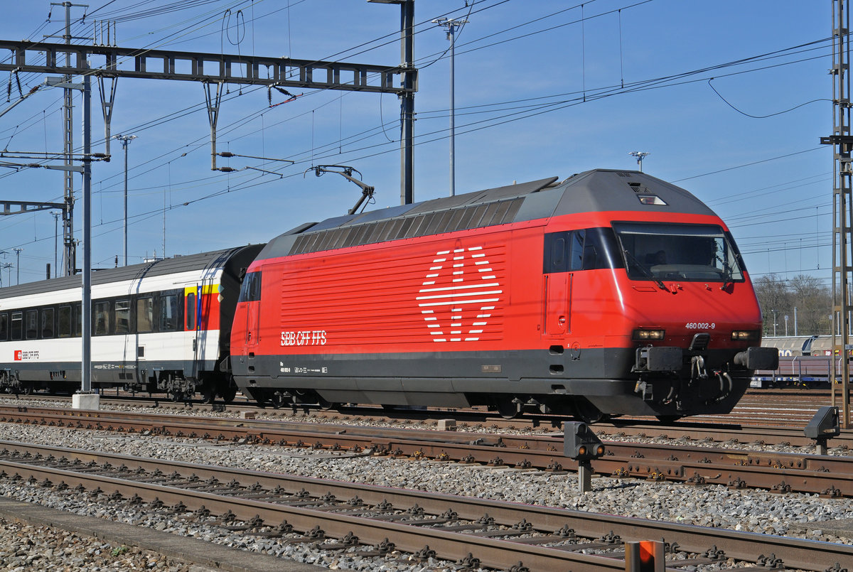 Re 460 002-9 durchfährt den Bahnhof Muttenz. die Aufnahme stammt vom 10.03.2017.