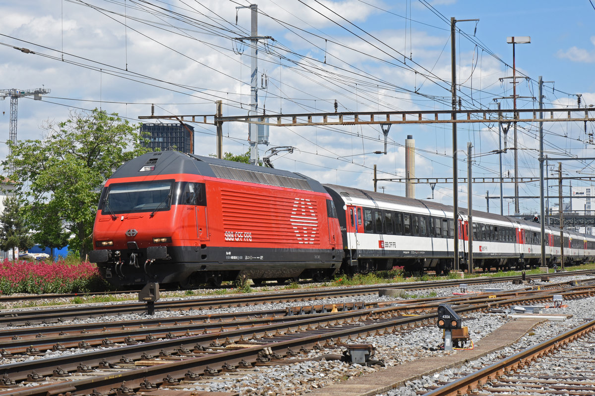 Re 460 002-9 durchfährt den Bahnhof Pratteln. Die Aufnahme stammt vom 31.05.2019.