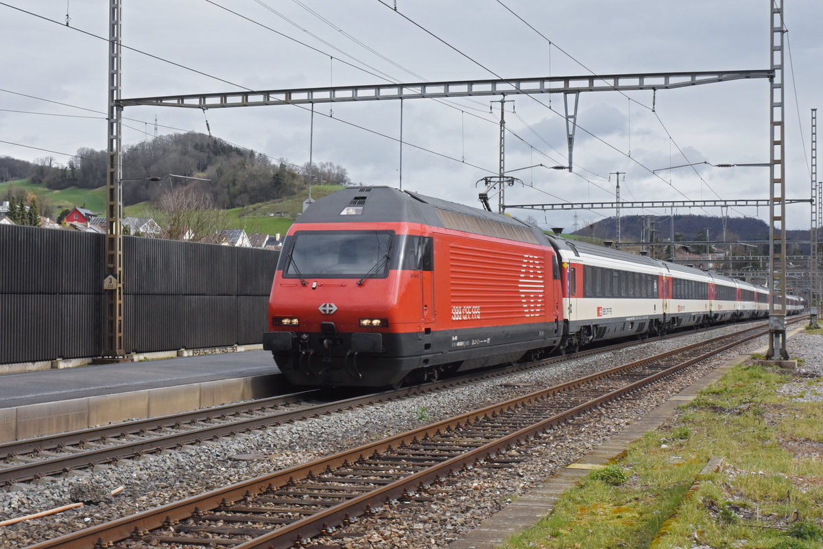 Re 460 002-9 durchfährt den Bahnhof Gelterkinden. Die Aufnahme stammt vom 11.03.2020.