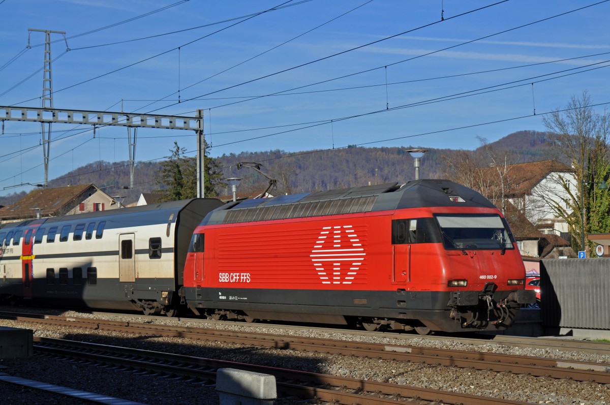 Re 460 002-9 durchfährt den Bahnhof Sissach. Die Aufnahme stammt vom 07.12.2015.