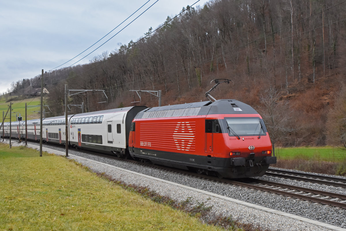 Re 460 002-9, fährt Richtung Bahnhof Gelterkinden. Die Aufnahme stammt vom 22.12.2020.