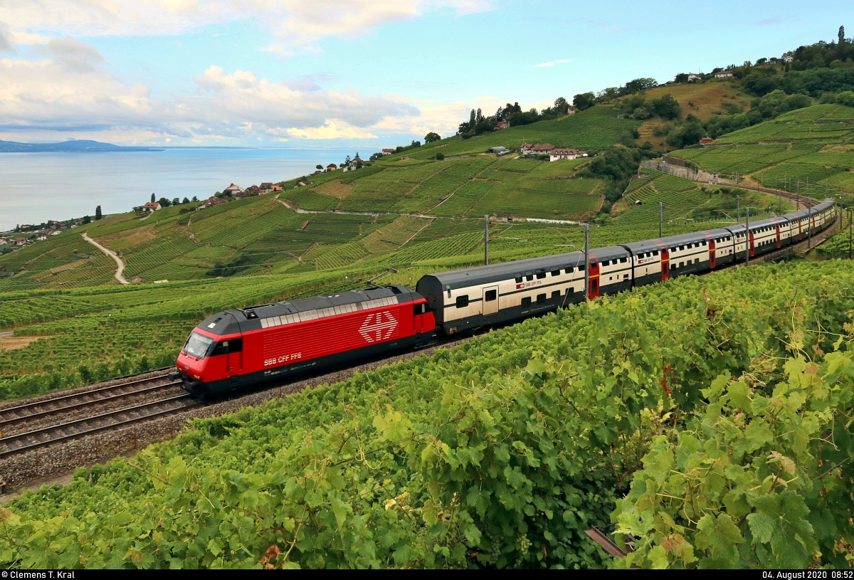 Re 460 002-9  Seeland  unterwegs östlich von Grandvaux (CH) am Genfersee (Lac Léman).

🧰 SBB
🚝 IR 2513 (IR 15) Genève-Aéroport (CH)–Fribourg/Freiburg (CH)
🚩 Bahnstrecke Lausanne–Bern (250)
🕓 4.8.2020 | 8:52 Uhr