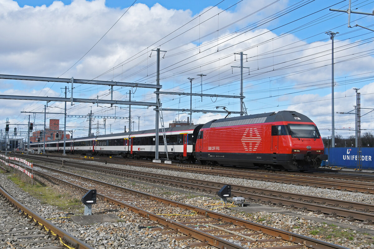Re 460 003-7 durchfährt am 23.02.2024 den Bahnhof Muttenz.