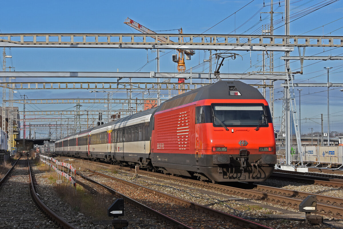 Re 460 003-7 durchfährt den Bahnhof Muttenz. Die Aufnahme stammt vom 22.01.2022.