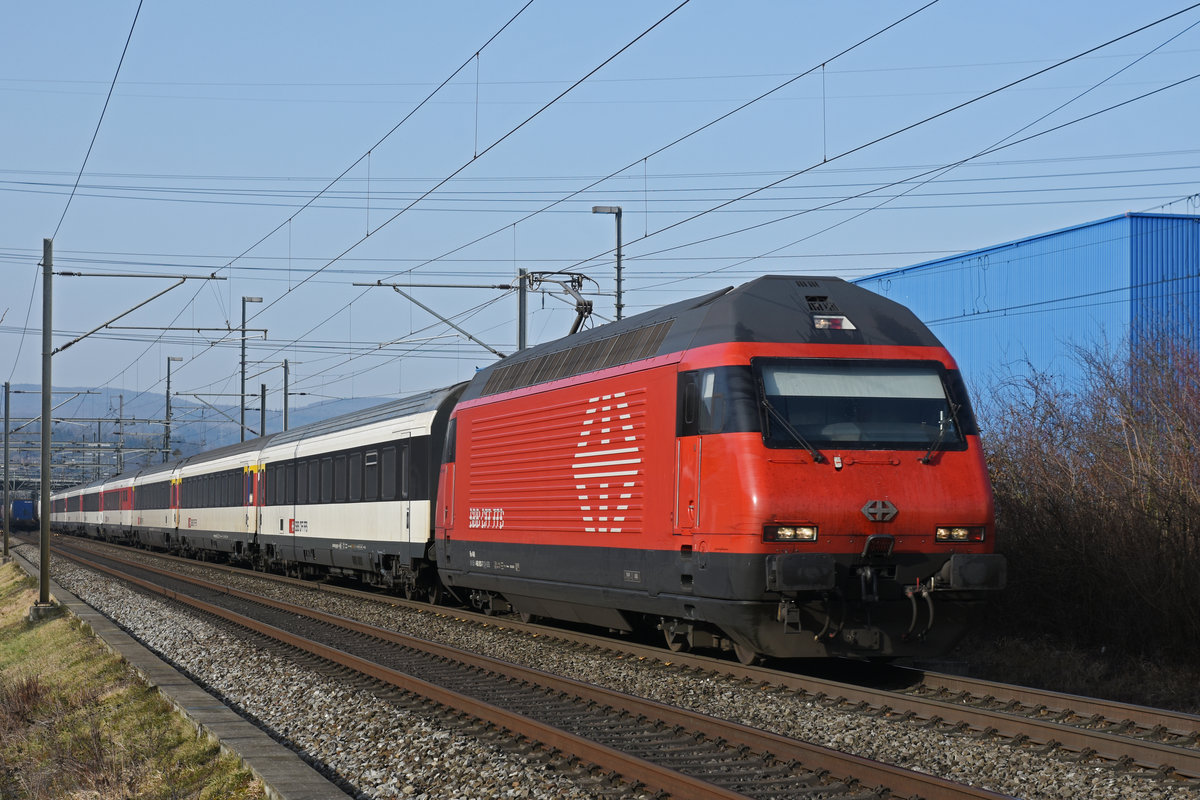 Re 460 003-7 fährt Richtung Bahnhof Itingen. Die Aufnahme stammt vom 24.01.2020.