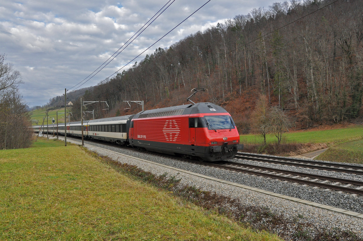 Re 460 003-7 fährt Richtung Bahnhof Gelterkinden. Die Aufnahme stammt vom 19.12.2020.