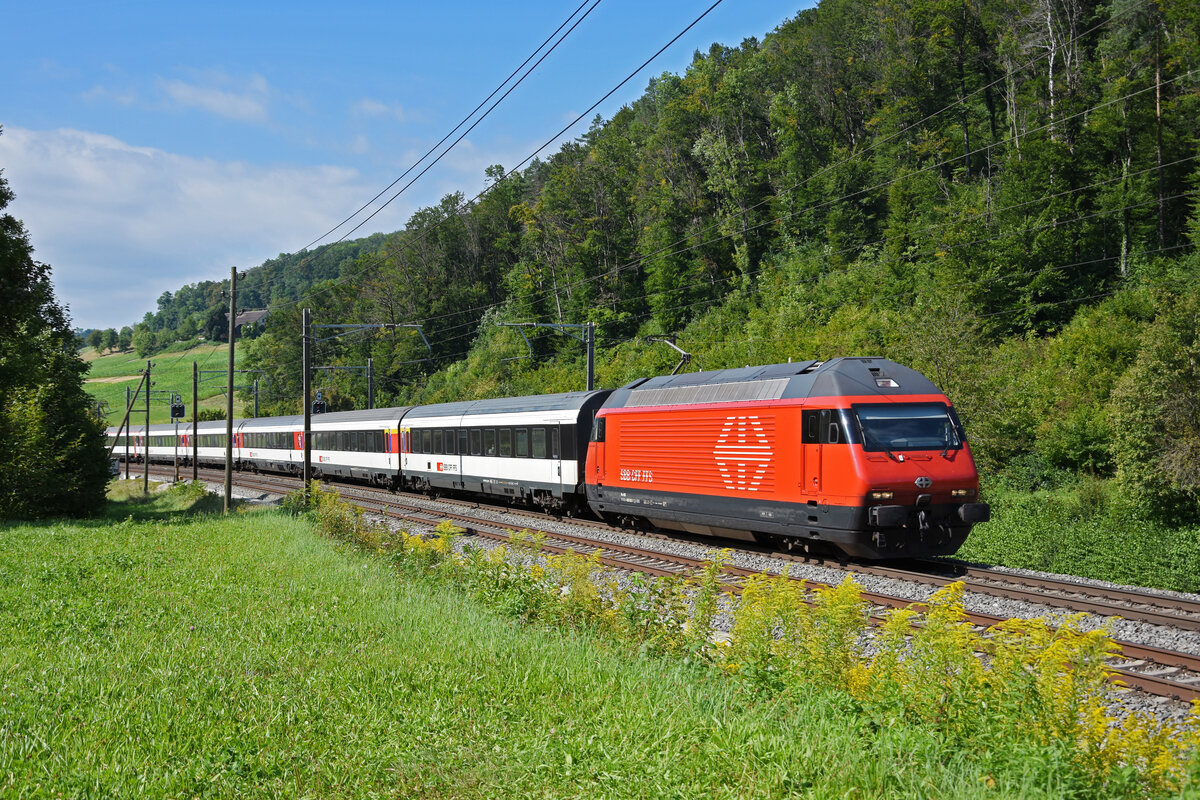Re 460 003-7 fährt Richtung Bahnhof Tecknau. Die Aufnahme stammt vom 25.08.2021.